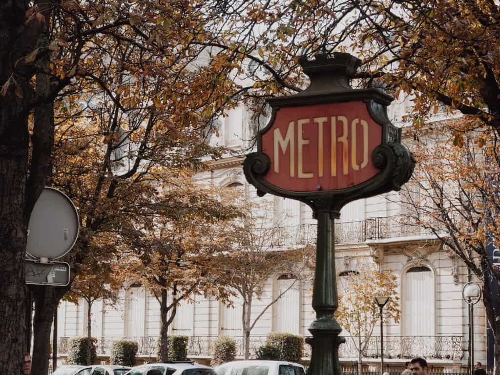 black and red Metro signage near building